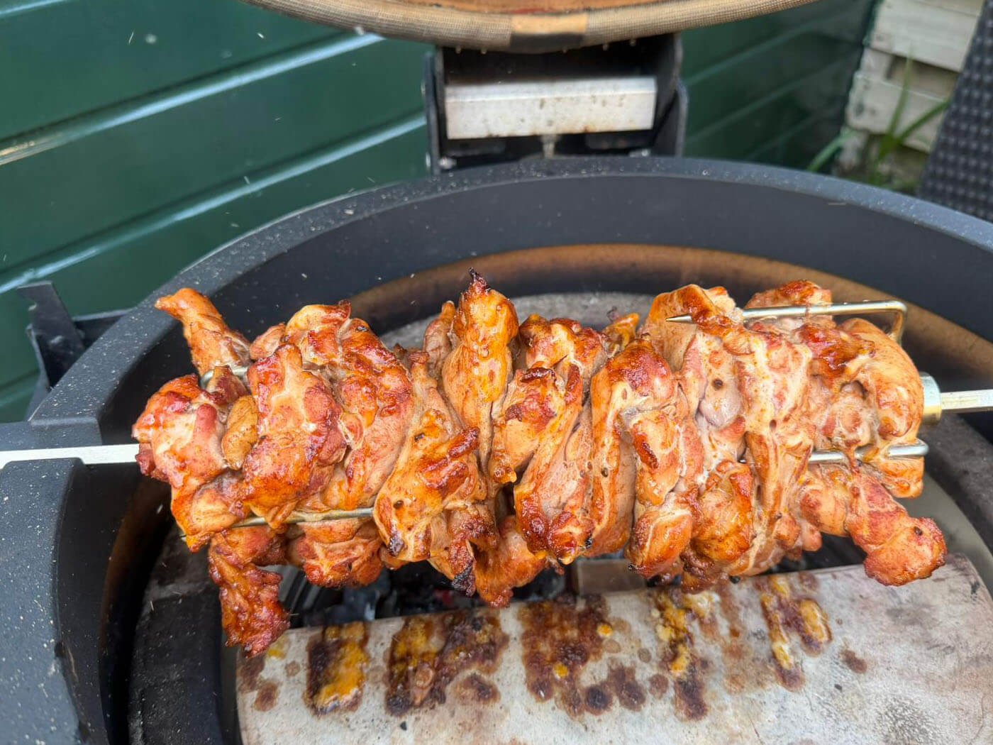 Kipgyros van het spit op de BBQ (de Griek kan dicht)