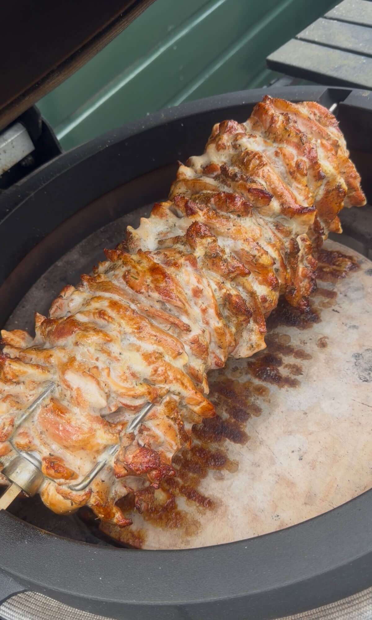 Kipgyros aan het spit op de bbq