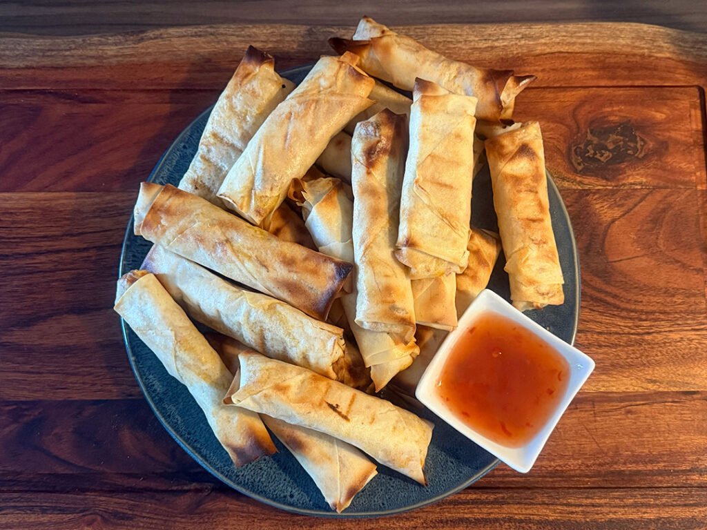Krokante kiploempia's met chilisaus (eindresultaat)