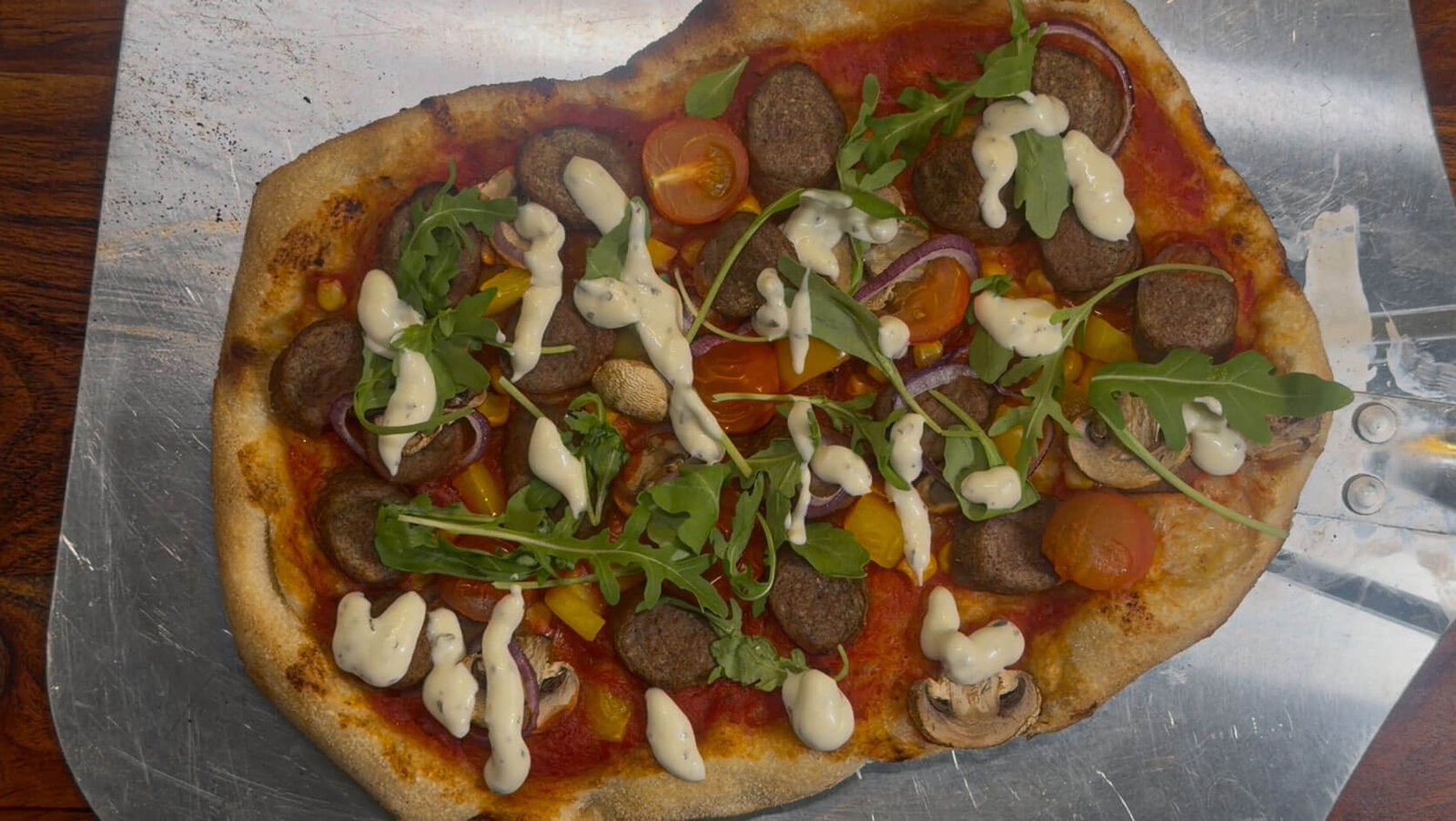Frikandel pizza van de BBQ: Zeker het maken waard